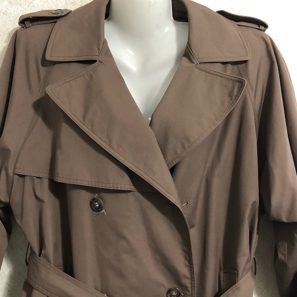 - Vintage, plaid lined trench coat. 14 - Picture 4 of 8